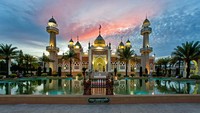 Ini Pattani Central Mosque yang jadi ikon di Pattani. (Getty Images)