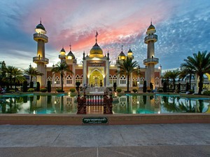 Di Thailand, Muslim yang Terjemahkan Alquran Dibayar Oleh Raja