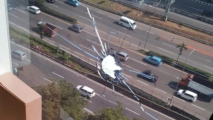 Peluru nyasar ke sebuah gedung di Jalan TB Simatupang, Cilandak, Jakarta Selatan. Insiden peluru nyasar ini mengakibatkan kaca gedung berlubang (Dok istimewa)