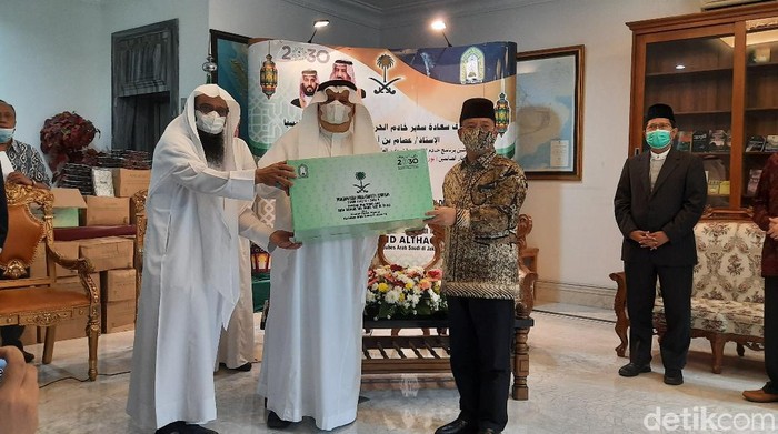 Pemerintah Arab Saudi memberikan sembako di bulan Ramadhan.