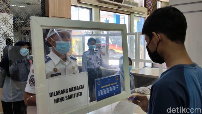 Penumpang di Terminal Tirtonadi Solo mendaftar untuk tes GeNose