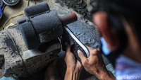 Bahan baku sandal jepit tersebut berupa bahan sisa pabrik yang tidak terpakai. Hendar menekuni pembuatan sandal jepit ini sejak 5 tahun lalu.