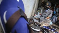 Dalam sehari ia mampu membuat 30 pasang sandal jepit. Sandal jepit itu dijual Rp170.000/kodi. Pembuatan sandal jepit tidak terganggu pada masa pandemi COVID-19.