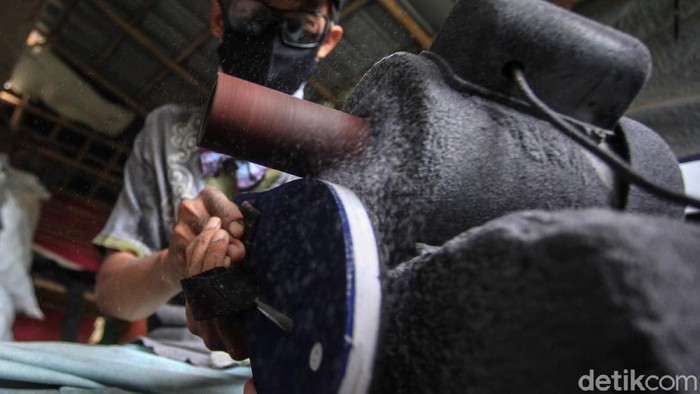 Perajin di Tangerang Mengolah Limbah Jadi Rupiah Perajin di Tangerang ini mengolah bahan sisa pabrik yang tak terpakai menjadi cuan. Ia menyulap bahan sisa pabrik itu menjadi sandal jepit. Berikut potretnya.