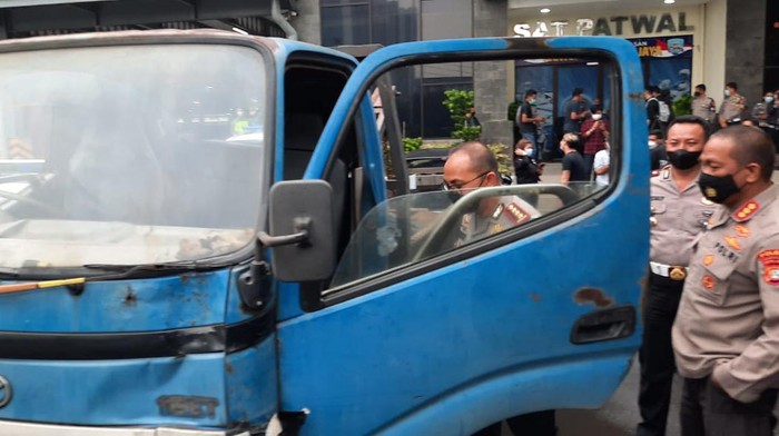 Polisi tangkap sopir derek liar di Tol Halim, Kamis (15/4/2021).