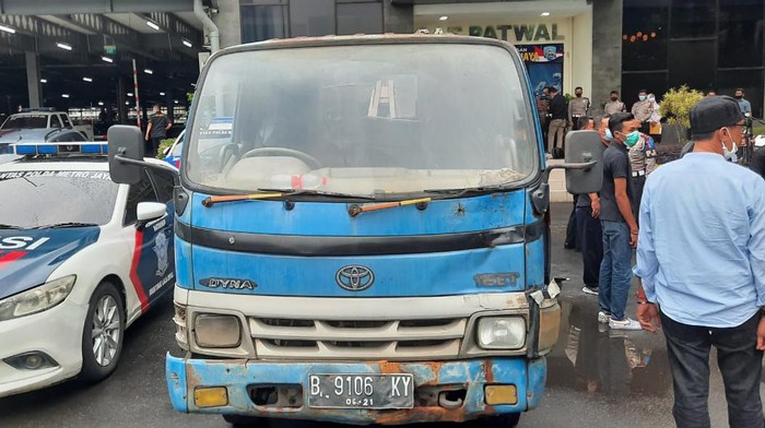 Polisi tangkap sopir derek liar di Tol Halim, Kamis (15/4/2021).