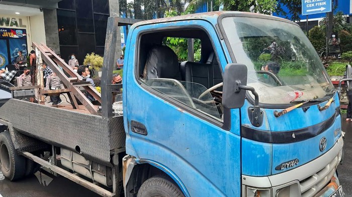 Polisi tangkap sopir derek liar di Tol Halim, Kamis (15/4/2021).