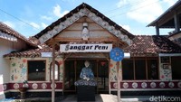 Pedukuhan Krebet, Kalurahan Sendangsari, Kapanewon Pajangan, Bantul terkenal akan sentra pembuatan batik kayu, salah satunya adalah rekal-rekal atau tatakan berbahan kayu untuk membaca Al-Quran.