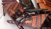 Rekal-rekal di sini dibuat menggunakan bahan baku kayu sengon dan kayu jati. Hal tersebut membuat harga rekal motif batik produksinya berbeda-beda.