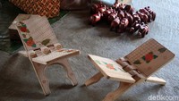Harga rekal bahan sengon Rp 50 ribu sampai Rp 75 ribu, tergantung ukurannya. Sementara itu yang berbahan kayu jati sekitar Rp 100 ribu.