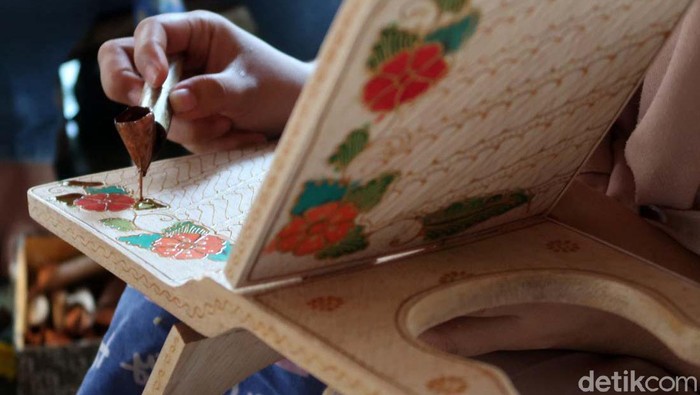 Pedukuhan Krebet, Kalurahan Sendangsari, Bantul, terkenal akan sentra pembuatan batik kayu. Salah satunya dituangkan untuk rekal atau tatakan berbahan kayu untuk membaca Al-Quran.
