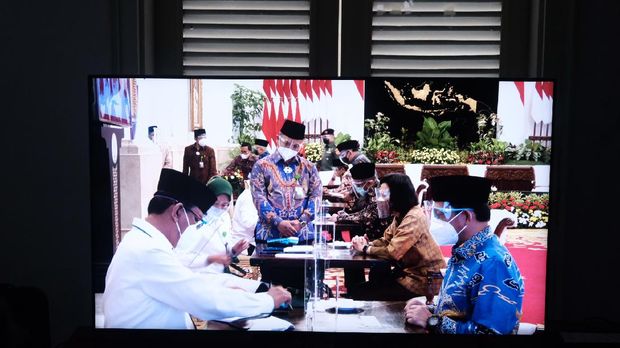 Presiden Jokowi hingga para menteri menyerahkan zakat di Istana Negara, Kamis (15/4/2021), usai peluncuran Gerakan Cinta Zakat.