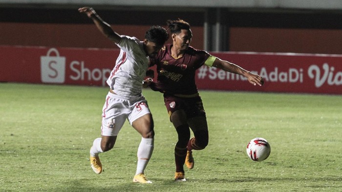Pesepak bola Persija Jakarta Heri Susanto (kiri) berebut bola dengan pesepak bola PSM Makassar Zulkifli Syukur (kanan) saat pertandingan semifinal Piala Menpora 2021 di Stadion Maguwoharjo, Sleman, DI Yogyakarta, Kamis (15/4/2021). ANTARA FOTO/Hendra Nurdiyansyah/rwa.