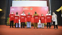 Wakil Gubernur Sumbar, Audy Joinaldy (keempat dari kanan), Direktur Utama PT Semen Padang, Yosviandri (ketiga dari kiri), Direktur Keuangan PT Semen Padang, Tubagus M Dharury (paling kiri) dan Direktur Operasi PT Semen Padang, Asri Mukhtar (kedua dari kanan) foto bersama usai acara vaksinasi lasia di Gedung Serba Guna Semen Padang. Dok. PT Semen Padang.