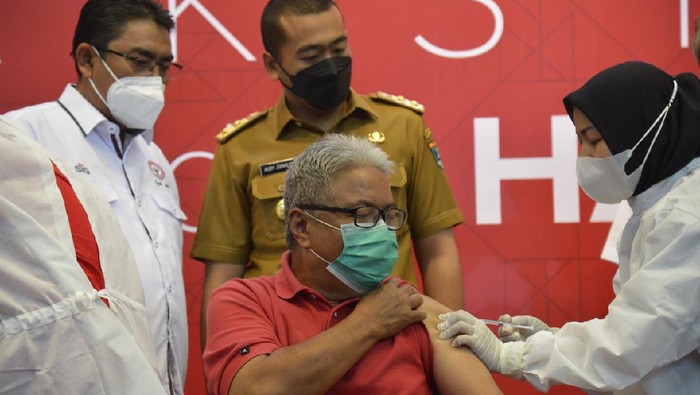 PT Semen Padang dan Pemprov Sumbar Kerjasama Vaksinasi Lansia PT Semen Padang bekerjasama dengan Pemprov Sumatra Barat gelar vaksinasi COVID-19 untuk lansia. Hal itu dilakukan sebagai upaya memutus rantai penyebaran Corona