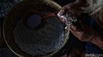 Raup Cuan Lewat Penjualan Lemang di Bulan Ramadhan