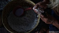 Makanan berbahan dasar beras ketan itu kerap disajikan saat berbuka puasa.