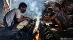 Raup Cuan Lewat Penjualan Lemang di Bulan Ramadhan