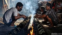 Dalam pembuatannya ketan diolah dengan santan kelapa. Lalu ketan dimasukkan ke dalam bambu dan dibakar.
