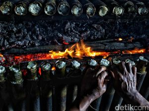 Raup Cuan Lewat Penjualan Lemang di Bulan Ramadhan