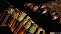 Proses pembuatan lemang pun menggunakan sistem tradisional demi menjaga cita rasa.