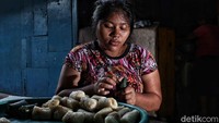 Biasanya lemang tersebut akan dijual siang hari di warung nasi kapau.