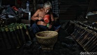 Seorang perajin tengah membuat lemang di kawasan Kramat, Senen, Jakarta Pusat, Kamis (15/4/2021).