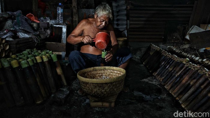 Lemang merupakan salah satu kuliner populer saat Ramadhan. Makanan berbahan dasar beras ketan ini pun alami peningkatan permintaan di bulan suci Ramadhan.