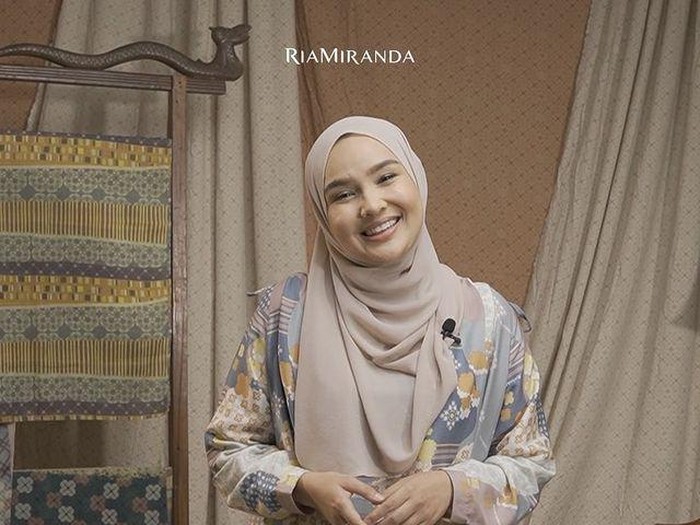 Ria Miranda meggelar acara virtual launching RiaMiranda Danastri Raya Collection 2021. Ria Miranda meggelar acara virtual launching RiaMiranda Danastri Raya Collection 2021.