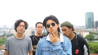 Ringgo 5 adalah band yang beranggotakan Rhein Michael (gitar, kior, synth), Robert Matthew (bass), Nara Pawaka (vokal), Gege Aditia (drum) dan Rishad Marciano (Rishad). Foto: Muhammad Ridho Suhando