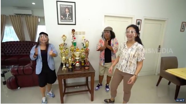 Terdapat sebuah pojokan yang Irene dedikasikan untuk memamerkan berbagai yang telah diraihnya selama 20 tahun menggeluti dunia catur. (Foto: YouTube/Trans7 Official)