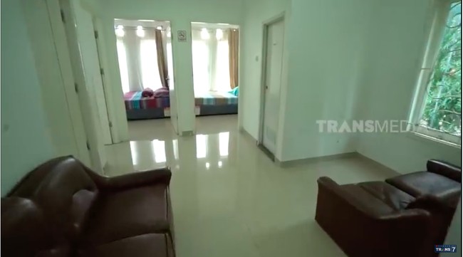 Rumah ini menjadi tempat berkumpul keluarga besar Irene. Oleh sebab itu, Irene membuat enam kamar di rumah tersebut. (Foto: YouTube/Trans7 Official)