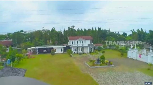 Inilah penampakan rumah pecatur muda Indonesia dengan segudang prestasi, Irene Sukandar. Luas tanahnya pun tak tanggung-tanggung.Sekitar 3000 meter (persegi), katanya di salah satu episode Sobat Misqueen. (Foto: YouTube/Trans7 Official)