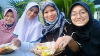Bersama teman-temannya, Nadya sering menikmati waktu bersama. Salah satunya dengan santap makanan sederhana, nasi kuning. Foto: Instagram nadyamustikarahayu/nadyamustikarahayu______