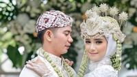Seperti ini momen bahagia Nadya saat resmi dipinang Rizki 2R. Keduanya menikah pada 17 Juli 2020. Foto: Instagram nadyamustikarahayu/nadyamustikarahayu______