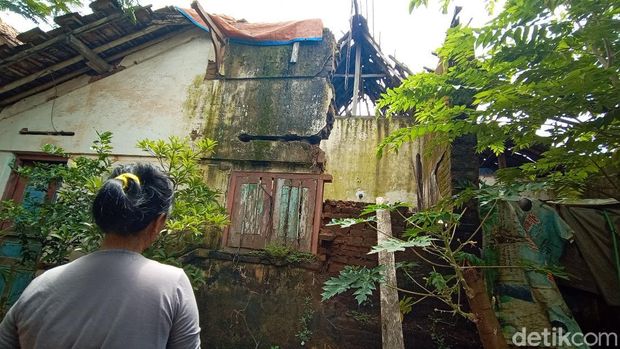 Sekeluarga tinggal dalam rumah rusak parah di Desa Gondangmanis Kecamatan Bae Kudus, Kamis (15/4/2021).