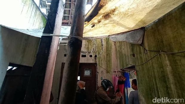 Sekeluarga tinggal dalam rumah rusak parah di Desa Gondangmanis Kecamatan Bae Kudus, Kamis (15/4/2021).