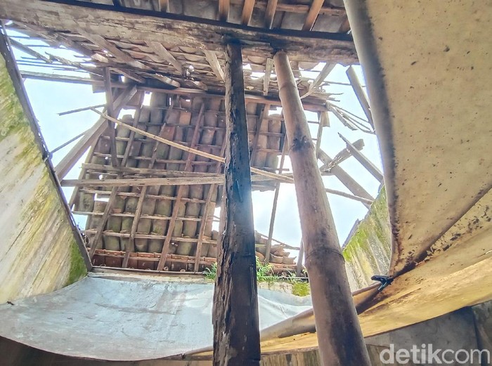 Sekeluarga tinggal dalam rumah rusak parah di Desa Gondangmanis Kecamatan Bae Kudus, Kamis (15/4/2021).