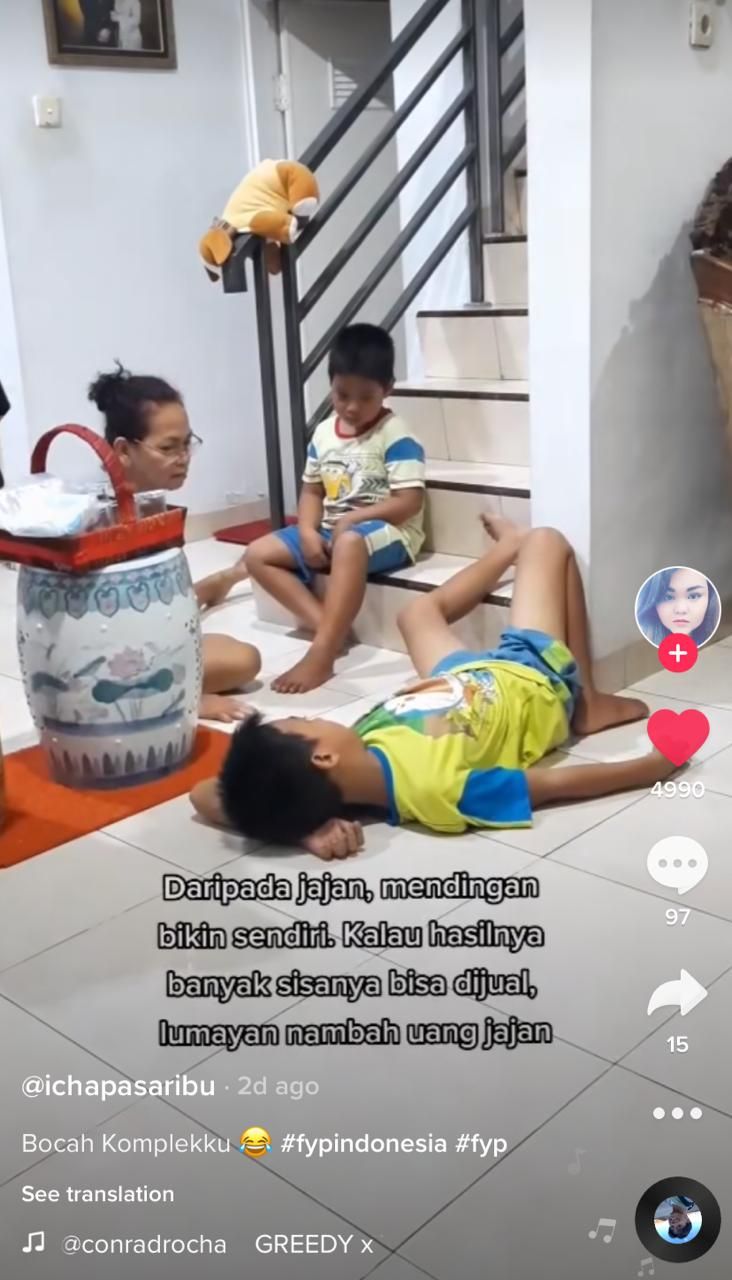 Seru! Wanita Ini Ajak Anak-anak di Kompleks Rumahnya Jualan Makanan