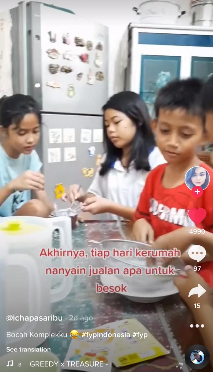 Seru! Wanita Ini Ajak Anak-anak di Kompleks Rumahnya Jualan Makanan
