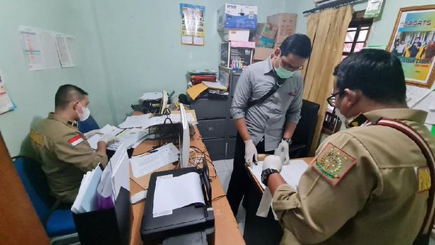 Suasana Penggeledahan Kantor KONI Tangsel
