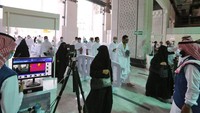 Menurut pihak berwenang, ada 100 petugas yang akan mengarahkan jemaah ke tempat yang ditentukan dari pintu masuk. Kamera termal dipasang untuk mendeteksi suhu udara dan gejala penyakit bagi jemaah.  (AFP)