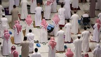 Lama shalat tarawih pun dibatasi menjadi 30 menit. Kebijakan ini tak hanya dilaksanakan di Masjidil Haram, namun semua masjid di Arab Saudi. (AFP)