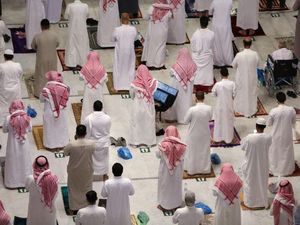 Cara Menjamak Sholat Magrib ke Isya dan Bacaan Niatnya