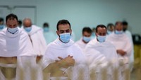 Para jemaah melaksanakan ibadah sholat tarawih di sekitar Kabah dengan khusyuk. (AFP)