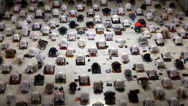 Kapasitas dibatasi hanya 50.000 jemaah untuk umrah dan 100.000 jemaah per hari. Kebijakan menjaga jarak sosial diterapkan. (AFP) Kapasitas dibatasi hanya 50.000 jemaah untuk umrah dan 100.000 jemaah per hari. Kebijakan menjaga jarak sosial diterapkan. (AFP)