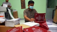 Memasuki bulan Ramadhan, pesanan Al Quran untuk tunanetra meningkat yang didominasi oleh pesanan sejumlah perusahaan untuk didonasikan kembali ke yayasan tunanetra di Indonesia. ANTARA FOTO/Muhammad Iqbal