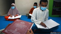 Tak hanya di Ciamis, sejumlah pelajar penyandang tuna netra mengikuti Tadarus Al Quran di Yayasan Tunanetra Raudlatul Makmufin Serpong, Tangerang Selatan, Banten, Rabu (14/4/2021). ANTARA FOTO/Muhammad Iqbal