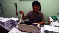 Pekerja menjilid Al Quran berhuruf Braille di Yayasan Tunanetra Raudlatul Makmufin, Serpong, Tangerang Selatan, Banten, Rabu (14/4/2021). ANTARA FOTO/Muhammad Iqbal