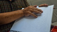 Seorang penyandang tunanetra membaca Al-Quran braille di Kampung Cintarasa, Kota Tasikmalaya, Jawa Barat, Rabu (14/4/2021). ANTARA FOTO/Adeng Bustomi